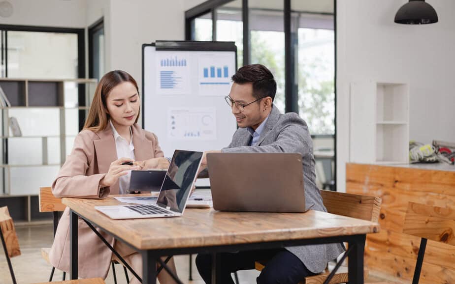 A man and a woman discussing common mistakes to avoid when franchising.